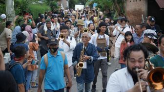 Group musik Huaton Dixie menunjukkan aksinya saat Ngayogjazz 2022 bertajuk ?"Kena Jazz-e Tetep Bening Banyune" di Cibuk Kidul, Margoluwih, Seyegan, Sleman, D.I Yogyakarta, Sabtu (19/11/2022). [ANTARA FOTO/Andreas Fitri Atmoko/rwa]
