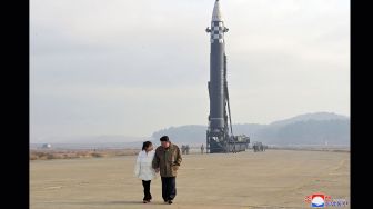 Momen Kim Jong Un Ajak Putrinya Nonton Langsung Uji Coba Rudal Balistik