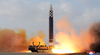 Uji coba peluncuran rudal balistik antarbenua (ICBM) baru Korea Utara "Hwasong Gun 17" ddi sebuah lokasi yang dirahasiakan di Korea Utara, Jumat (18/11/2022). [KCNA VIA KNS/AFP]
