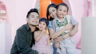 Merasa Tak Cantik, Anak Rachel Vennya Menangis Lihat Diri Sendiri di Kaca