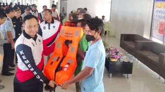 Gelar Kampanye Keselamatan Pelayaran, Kemenhub Bagikan Life Jacket dan Pas Kecil Gratis di Kupang