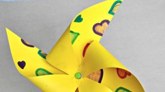 Bagaimana Cara Membuat Kincir Angin Origami dari Kertas untuk Mainan Anak?