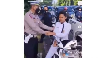 Tak Pakai Helm, Pelajar SMP di Sidoarjo Ini Emosi ke Polisi Saat Kena Tilang