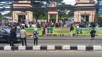 Sidang Nikita Mirzani Diwarnai Aksi Demo, Ini Permintaannya