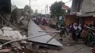 Banyak Rumah Warga di Desa Mangunkerta Cianjur Ambruk Diguncang Gempa Magnitudo 5,6