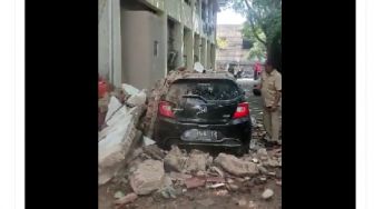 Cianjur Digoyang Gempa M 5,6, Sebuah Mobil Tertimpa Material Bangunan yang Ambruk