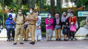 Sejumlan ASN di Balai Kota berkumpul di lapangan pasca gempa di Jakarta, Senin (21/11/2022). [Suara.com/Alfian Winanto]
