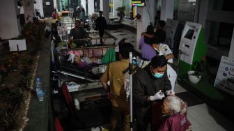 Sejumlah tenaga medis merawat korban yang terluka saat gempa bumi berkekuatan magnitudo 5,6 di RSUD Sayang, Kabupaten Cianjur, Jawa Barat, Senin (21/11/2022). [ANTARA FOTO/Raisan Al Farisi/wpa/tom].