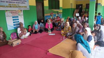 Atap Sekolah Ambruk, Siswa TK Pembina Cibaliung Belajar di Kelas Sementara