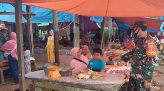 Pantau Harga Sembako, Babinsa Sambangi Kios-Kios Di Pasar Tradisional