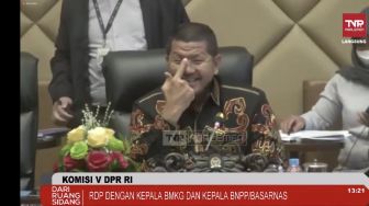 Wakil Ketua Komisi V DPR RI Malah Cengengesan Lihat Kepala BMKG Sembunyi di Bawah Meja Saat Gempa Bumi Cianjur