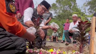 Ikut saat Pemakaman Anak Korban Gempa Cianjur, Ridwan Kamil: Allah Sudah Memanggil Almarhumah