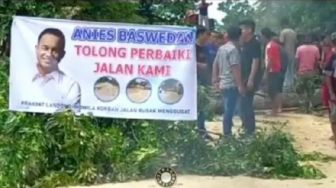 "Anies Baswedan Tolong Perbaiki Jalan Kami", Warga Amotowo Pajang Spanduk Foto Calon Presiden di Pohon