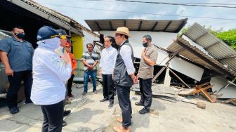 Presiden Joko Widodo atau Jokowi meninjau lokasi gempa Cianjur, Jawa Barat. Jokowi didampingi Gubernur Jawa Barat Ridwan Kamil hingga Menko PMK Muhadjir Effendi. [Laily Rachev - Biro Pers Sekretariat Presiden]