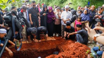 Prosesi pemakaman Agung Yulianto alias Ki Joko Bodo di TPU Kober, Lubang Buaya, Jakarta Timur, Selasa (22/11/2022). [Suara.com/Alfian Winanto]
