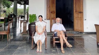 'Real Sugar Daddy', Foto Suami Bunga Zainal Pose Mesra Bareng Istri