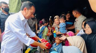 Tawarkan Ayam Siap Saji ke Pengungsi Gempa Cianjur, Jokowi: Dimakan Ya, Masih Panas Itu