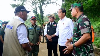 Presiden Joko Widodo atau Jokowi meninjau lokasi gempa Cianjur, Jawa Barat. Jokowi didampingi Gubernur Jawa Barat Ridwan Kamil hingga Menko PMK Muhadjir Effendi. [Laily Rachev - Biro Pers Sekretariat Presiden]