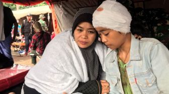 Kisah Seorang Ibu di Cianjur yang Nekat Terjang Reruntuhan untuk Selamatkan Anaknya yang Tertimpa Atap Rumah
