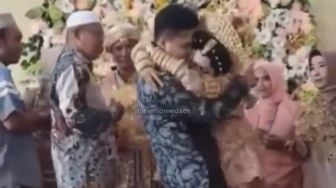 Viral Pengantin Wanita Peluk Pria yang Diduga Mantannya: Keliatan Banget Nikah Karena Dipaksa