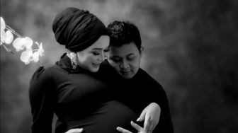 8 Potret Adik Ayu Ting Ting Lakukan Maternity Shoot, Kena Sindir Warganet Buka Lepas Hijab