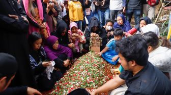Tangis Keluarga Pecah saat Pemakaman Ki Joko Bodo di TPU Kober