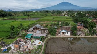 Foto udara rumah yang roboh akibat gempa di Kampung Selakawung Tengah, Kabupaten Cianjur, Jawa Barat, Selasa (22/11/2022). [ANTARA FOTO/Raisan Al Farisi/foc]