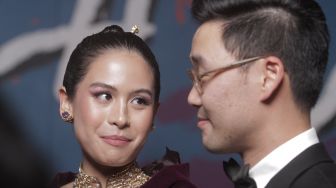 Perdana, Maudy Ayunda Semringah Gandeng Suami di FFI 2022