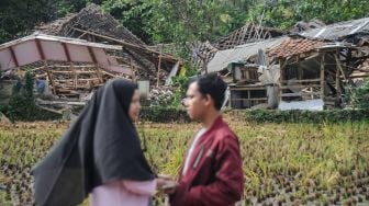 Warga berada di depan rumah yang roboh akibat gempa di Kampung Selakawung Tengah, Kabupaten Cianjur, Jawa Barat, Selasa (22/11/2022). [ANTARA FOTO/Raisan Al Farisi/foc].