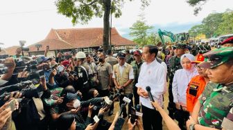 Presiden Joko Widodo atau Jokowi meninjau lokasi gempa Cianjur, Jawa Barat. [Laily Rachev - Biro Pers Sekretariat Presiden]