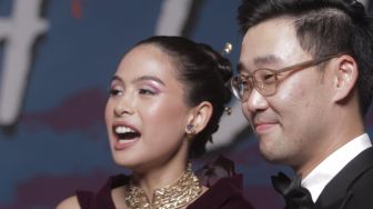 Maudy Ayunda bersama suaminya Jesse Choi saat menghadiri Festival Film Indonesia 2022 di Jakarta, Selasa (22/11). [Suara.com/Oke Atmaja]