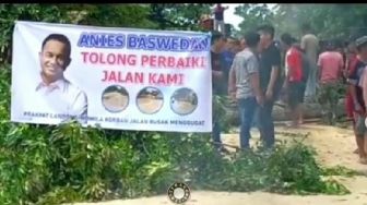 Viral Warga Demo Minta Anies Baswedan Perbaiki Jalan Rusak di Konawe Selatan