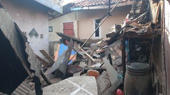 Laporan Langsung Gempa Cianjur: Jalanan Kampung Babakan Gasol Dipenuhi Puing, Warga Belum Tersentuh Bantuan