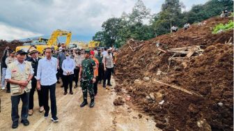 Tempuh Perjalanan Bermobil, Presiden Joko Widodo Pastikan Akses Jalan yang Tertutup Akibat Gempa Cianjur Sudah Terbuka