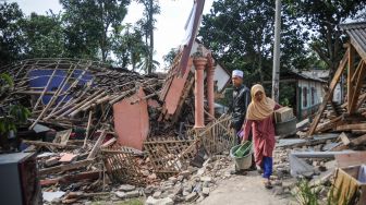 Rumah Roboh Pasca Gempa Cianjur, Ada Warga yang Mengungsi di Sawah