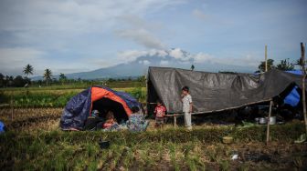 Warga mengungsi di areal persawahan di Kampung Selakawung Tengah, Kabupaten Cianjur, Jawa Barat, Selasa (22/11/2022). [ANTARA FOTO/Raisan Al Farisi/foc].