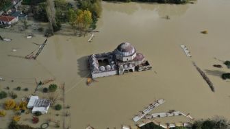 Gambar udara menunjukkan pemandangan sebuah masjid yang terendam banjir di Shkodra, Albania, Senin (21/11/2022). [Gent SHKULLAKU / AFP]