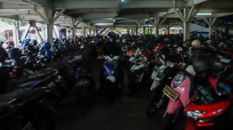 Pengendara memarkirkan motor di Park and Ride Vertical Terminal Ragunan, Jakarta Selatan, Rabu (23/11/2022). [Suara.com/Alfian Winanto]