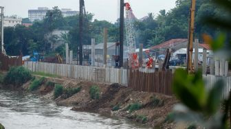 Melihat Proyek Saringan Sampah Kali Ciliwung Senilai Rp197 Miliar