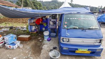 Tenda Darurat Kurang, Korban Gempa Cianjur Mengungsi di Angkot Bersama Kucing Peliharaan
