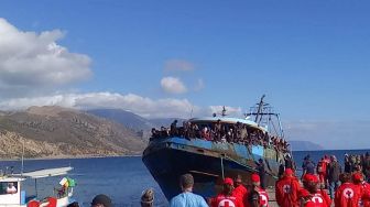 Kapal yang membawa sekitar 400 migran tiba di pelabuhan Palaiochora setelah operasi penyelamatan oleh di Pulau Kreta, Yunani, Selasa (22/11/2022). [FLASHNEWS.GR/AFP]