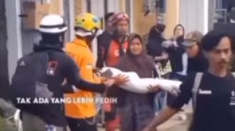 Kasih Ibu Sepanjang Masa, Ketegaran Korban Gempa Cianjur Gotong Mayat Anaknya di Jalan