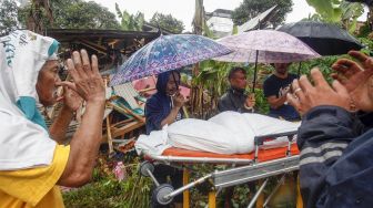 Pilu, Kain Kafan Habis, Jenazah Korban Gempa Cianjur Sempat Telat Dimakamkan