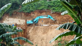 Pekerja menyelesaikan proyek Pembangunan Sistem Pengambilan dan Treatment Sampah Badan Air melalui Rekayasa Sungai pada Kali Ciliwung segmen TB Simatupang di kawasan Kampung Gedong, Pasar Rebo, Jakarta Selatan, Rabu (23/11/2022). [Suara.com/Alfian Winanto]