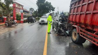 Avanza Remuk Usai Seruduk Truk Parkir di Jalan Pasaman Barat, Sopir Tewas