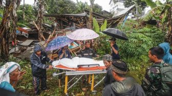 Proses pemakaman jenazah korban gempa bumi di Desa Sukamulya, Cugenang, Kabupaten Bogor, Jawa Barat, Rabu (23/11/2022). [NTARA FOTO/Yulius Satria Wijaya/foc].