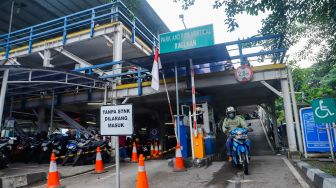 Pengendara membawa kendaraannya keluar dari Park and Ride Vertical Terminal Ragunan, Jakarta Selatan, Rabu (23/11/2022). [Suara.com/Alfian Winanto]