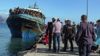 Kapal yang membawa sekitar 400 migran tiba di pelabuhan Palaiochora setelah operasi penyelamatan oleh di Pulau Kreta, Yunani, Selasa (22/11/2022). [FLASHNEWS.GR/AFP]