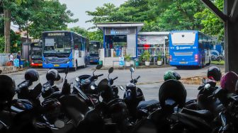 Suasana Halte Transjakarta di sebelah Park and Ride Vertical Terminal Ragunan, Jakarta Selatan, Rabu (23/11/2022). [Suara.com/Alfian Winanto]