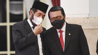 Ketua Mahkamah Konstitusi (MK) Anwar Usman (kiri) berbincang dengan Ketua Mahkamah Agung (MA) M Syarifuddin saat menghadiri pembacaan sumpah dan janji sebagai hakim konstitusi oleh Guntur Hamzah di Istana Negara, Jakarta, Rabu (23/11/2022). [ANTARA FOTO/Hafidz Mubarak]